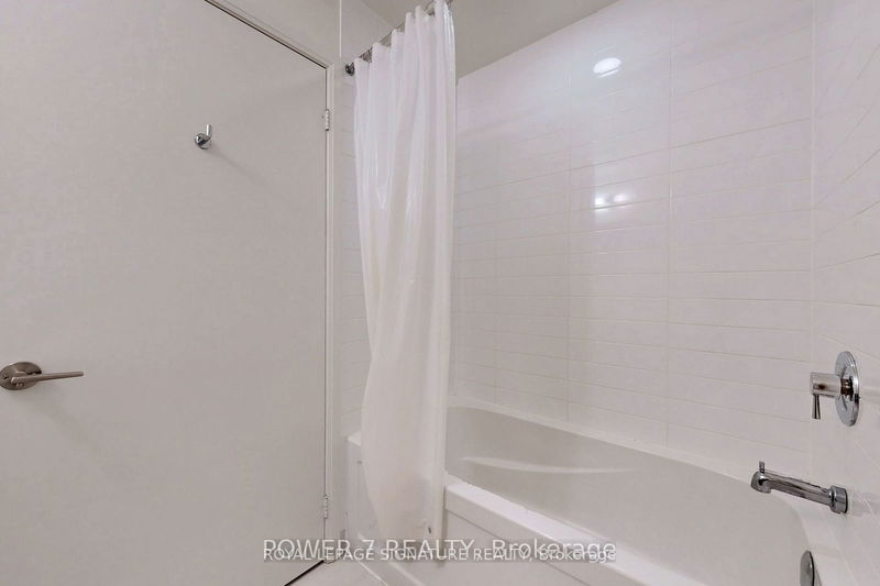 Preview image for 30 Roehampton Ave #1805, Toronto