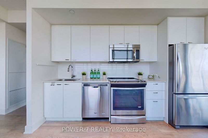 Preview image for 30 Roehampton Ave #1805, Toronto