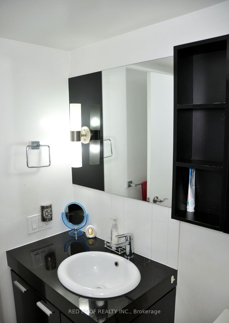 Preview image for 33 Singer Crt #711, Toronto