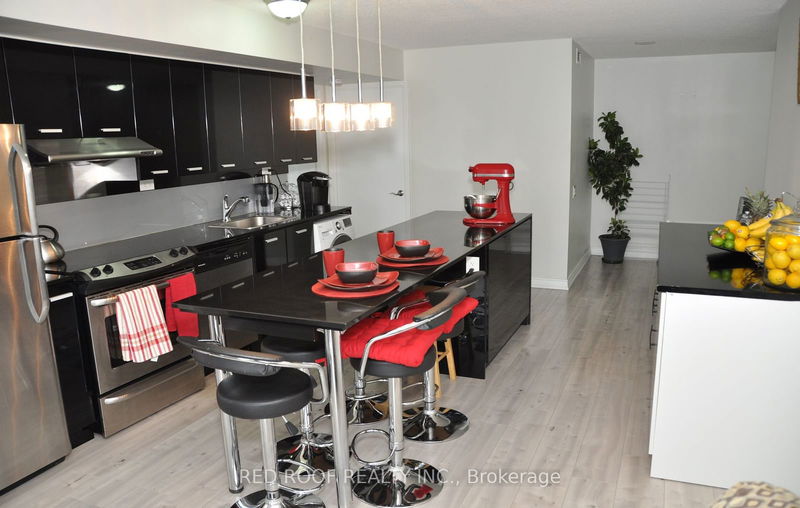 Preview image for 33 Singer Crt #711, Toronto