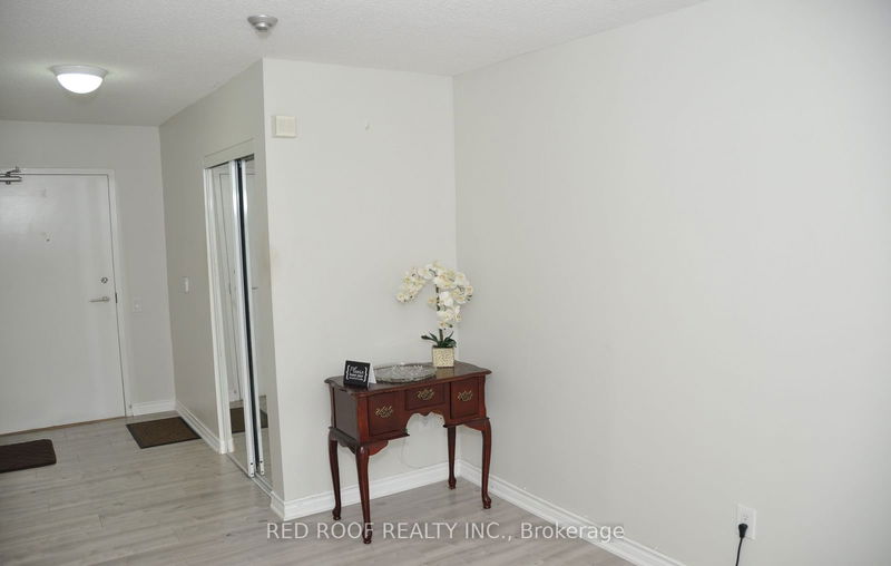 Preview image for 33 Singer Crt #711, Toronto
