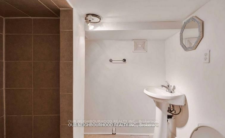 Preview image for 243 Lippincott St, Toronto