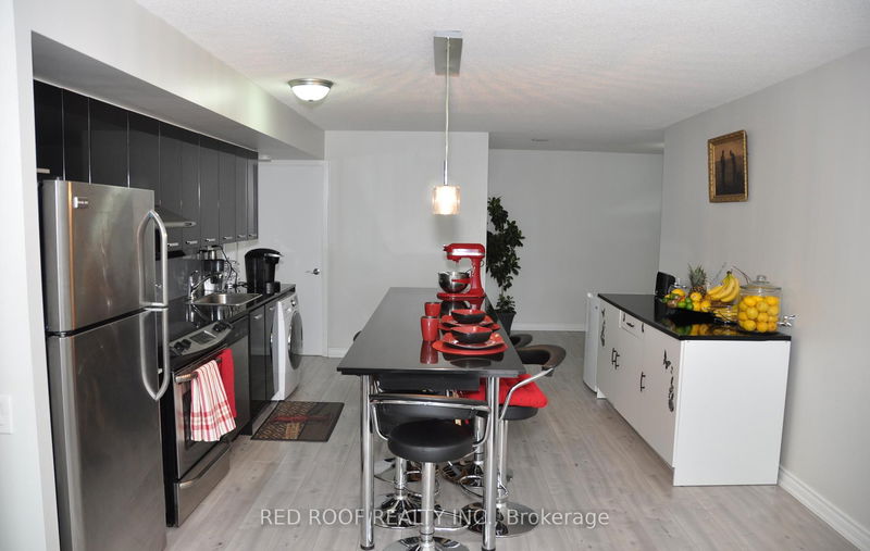 Preview image for 33 Singer Crt #711, Toronto