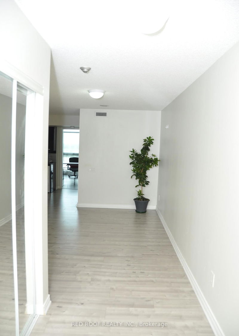 Preview image for 33 Singer Crt #711, Toronto