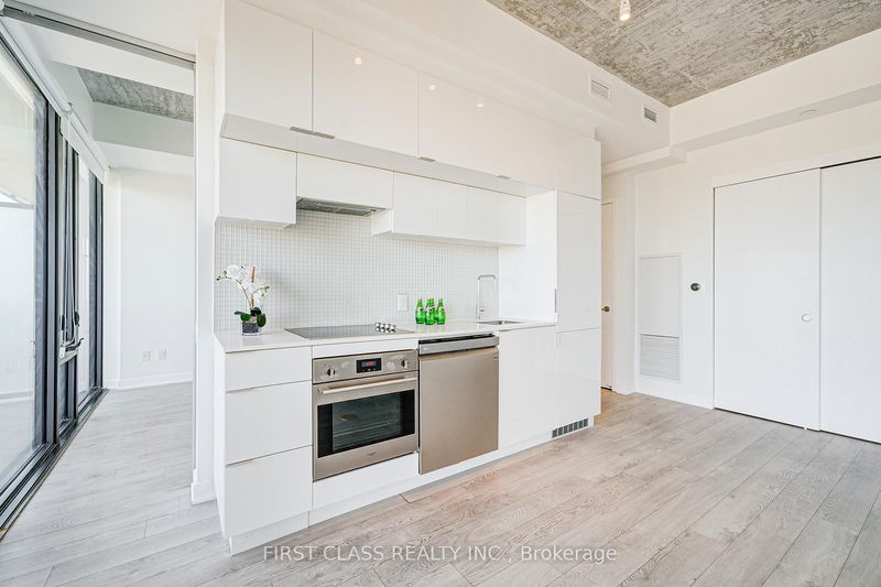 Preview image for 185 Roehampton Ave #1606, Toronto