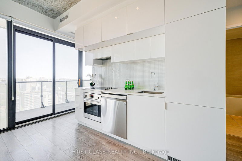 Preview image for 185 Roehampton Ave #1606, Toronto