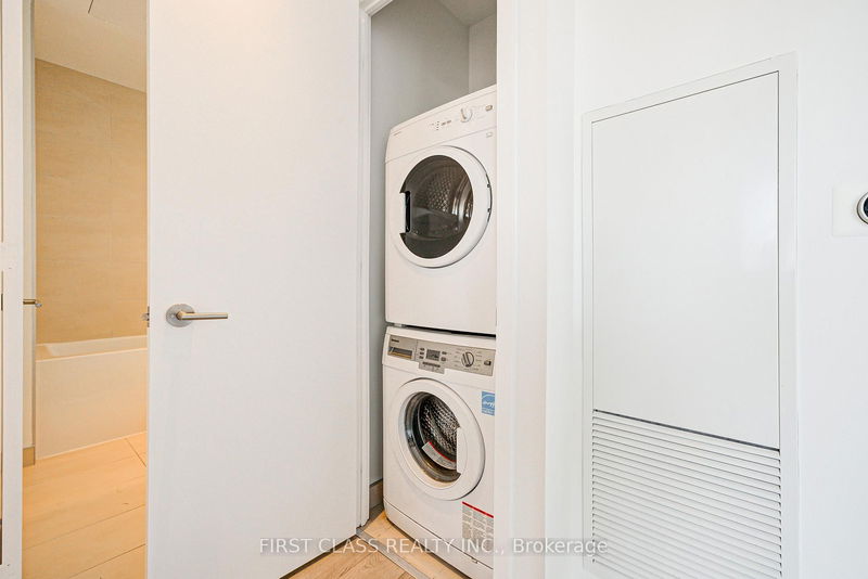 Preview image for 185 Roehampton Ave #1606, Toronto