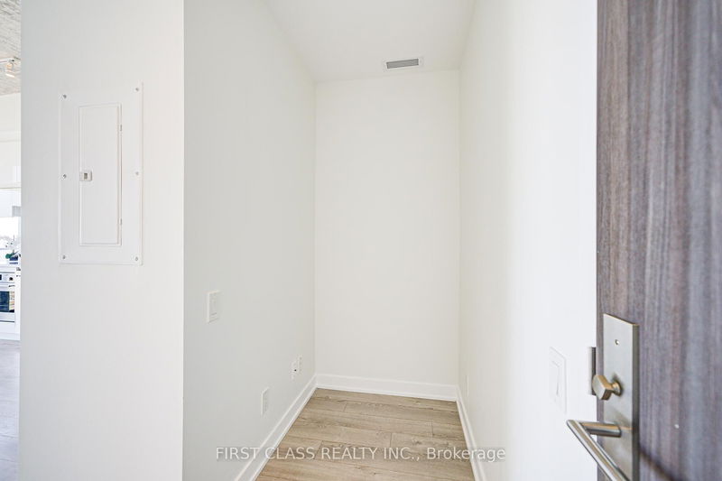 Preview image for 185 Roehampton Ave #1606, Toronto