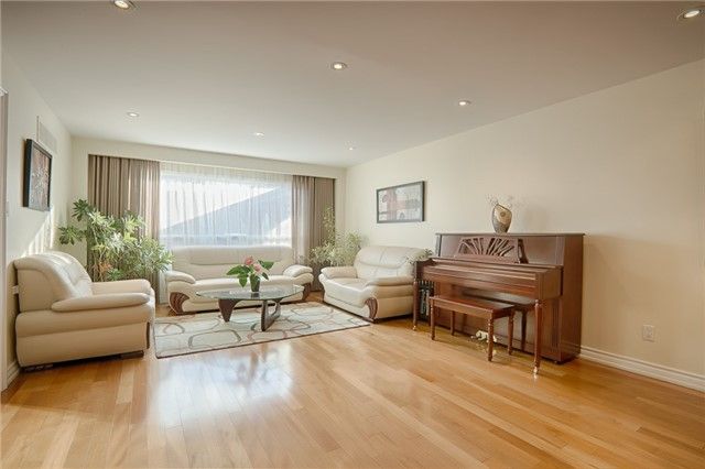 Preview image for 6 Carmel Crt, Toronto