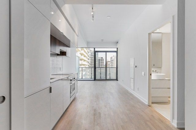 Preview image for 185 Roehampton Ave #612, Toronto