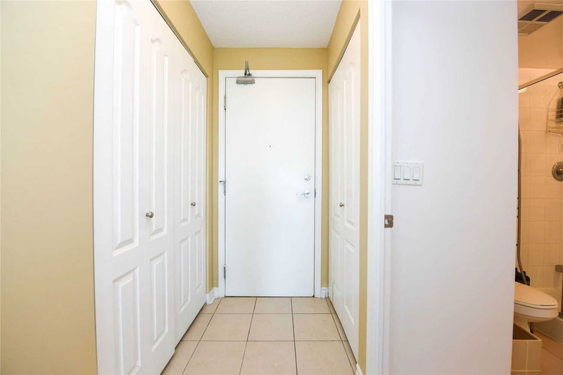 Preview image for 17 Barberry Pl #1412, Toronto