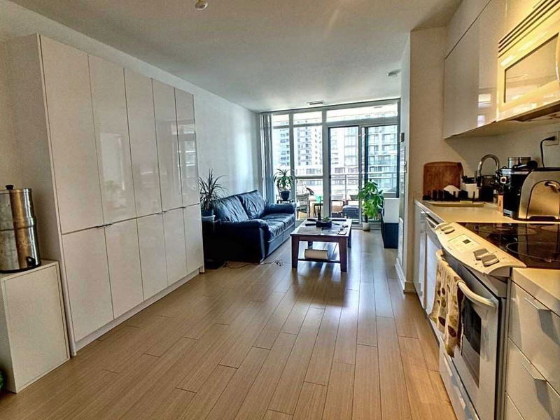 Preview image for 10 Capreol Crt #1001, Toronto
