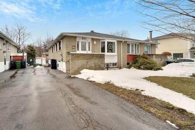 Preview image for 371 Hollyberry Tr, Toronto