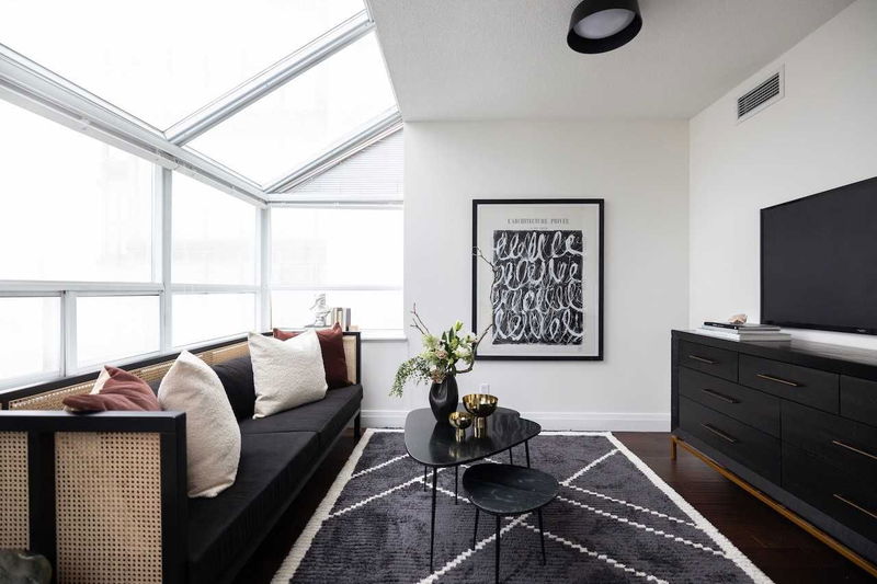 Preview image for 5 Rosehill Ave #901, Toronto