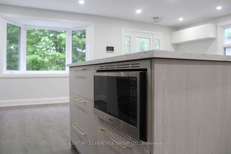 Preview image for 371 Hollyberry Tr, Toronto