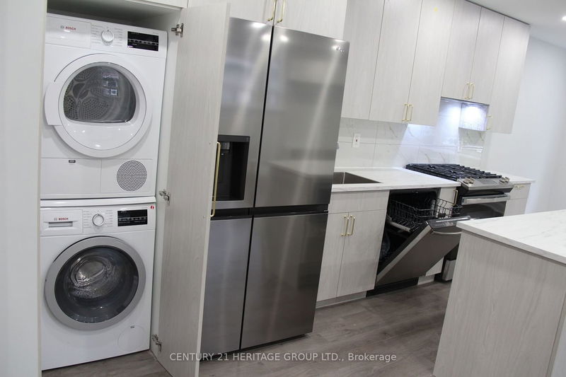 Preview image for 371 Hollyberry Tr, Toronto