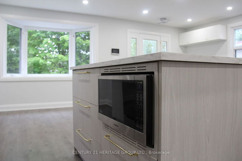 Preview image for 371 Hollyberry Tr, Toronto