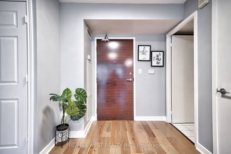 Preview image for 10 Capreol Crt #621, Toronto