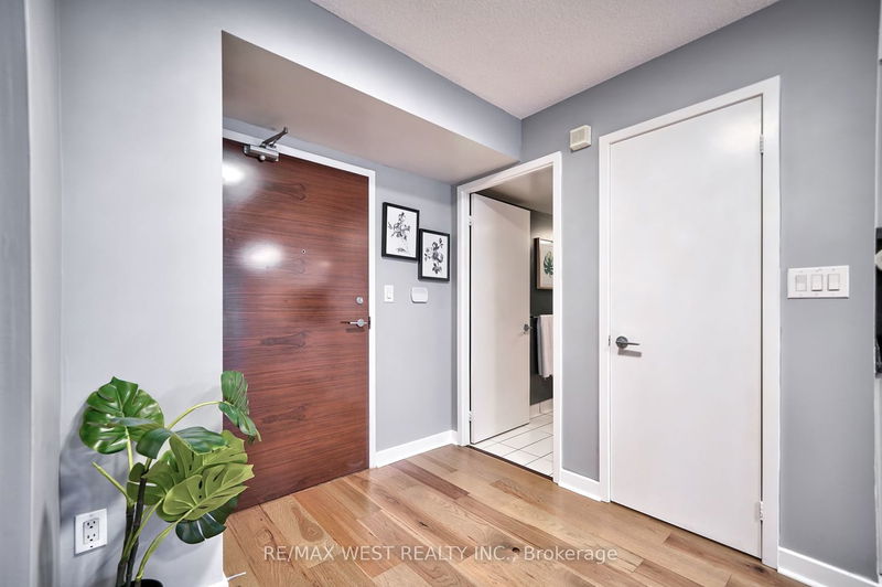 Preview image for 10 Capreol Crt #621, Toronto