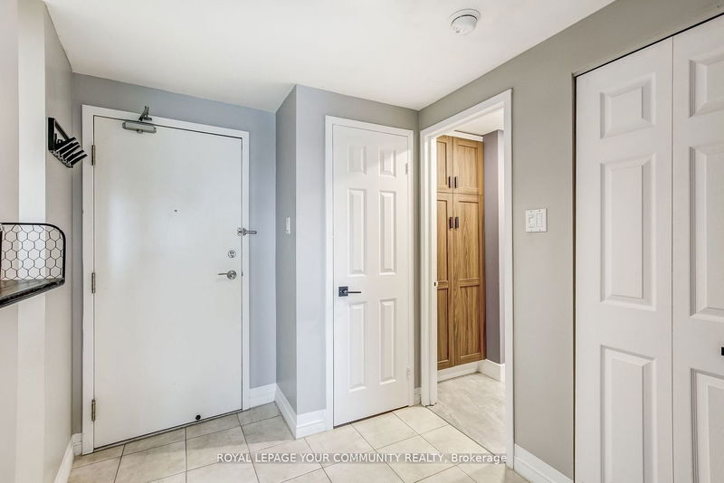 Preview image for 77 Harbour Sq W #809, Toronto