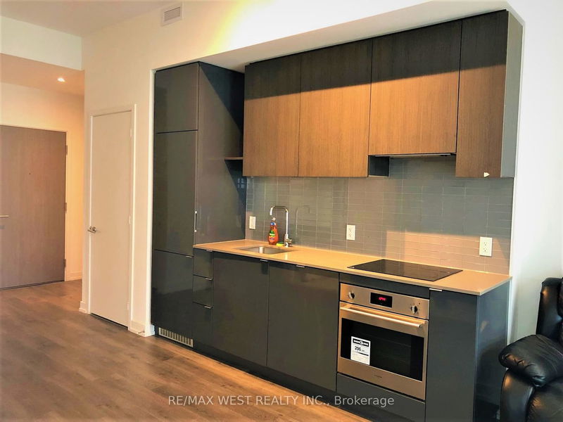 Preview image for 161 Roehampton Ave #908, Toronto
