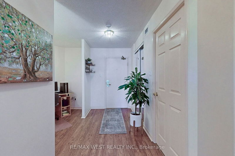 Preview image for 887 Bay St #503, Toronto