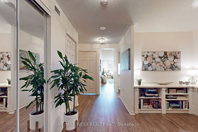 Preview image for 887 Bay St #503, Toronto