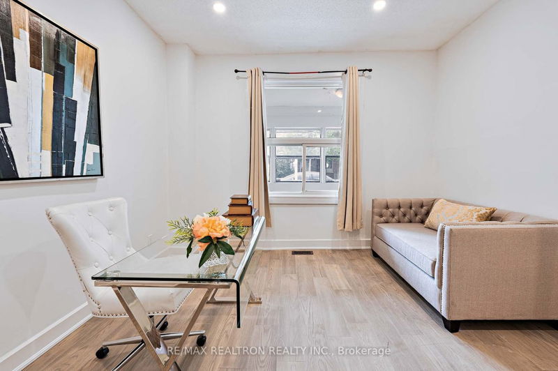 Preview image for 243 Lippincott St, Toronto