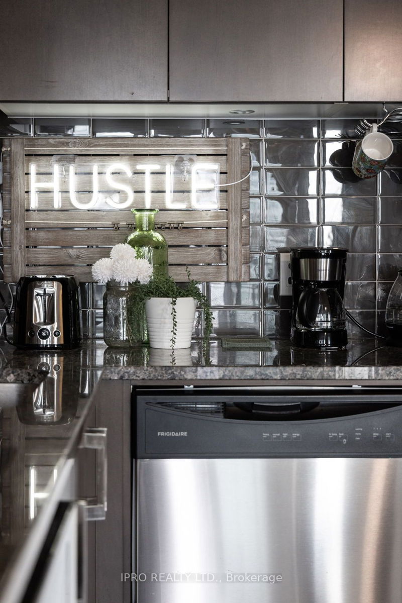 Preview image for 98 Lillian St #1019, Toronto