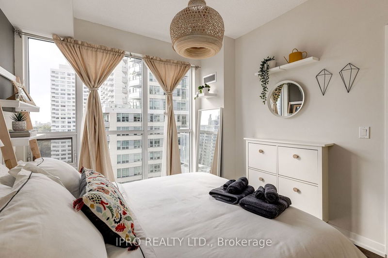Preview image for 98 Lillian St #1019, Toronto