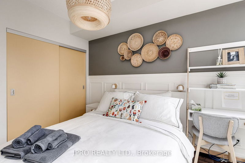 Preview image for 98 Lillian St #1019, Toronto