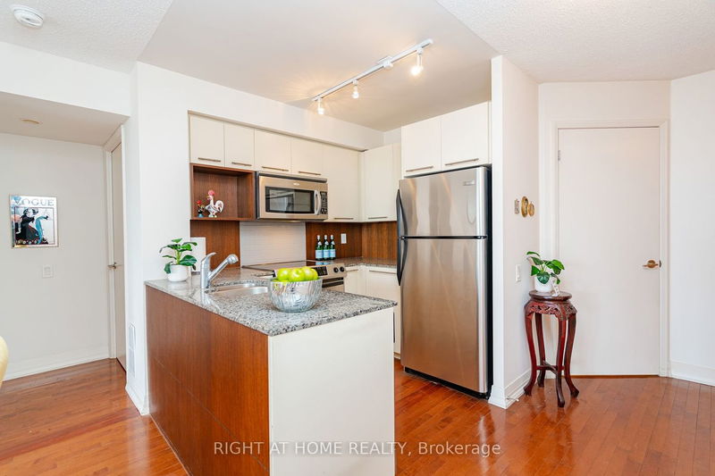 Preview image for 21 Carlton St #1010, Toronto