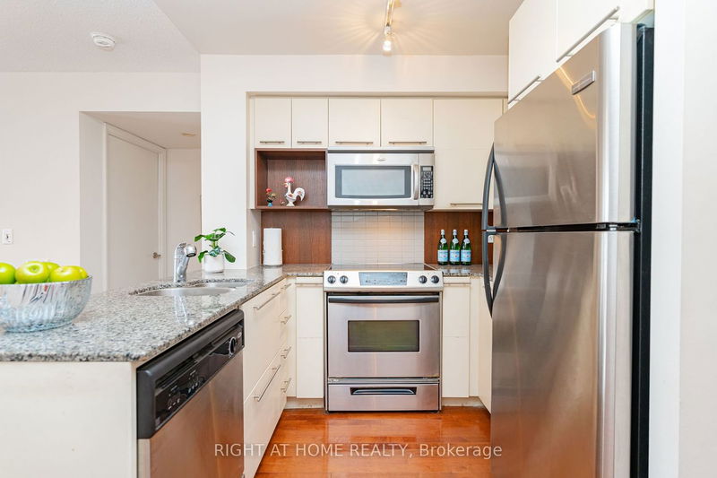 Preview image for 21 Carlton St #1010, Toronto