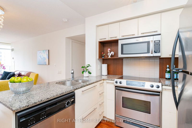 Preview image for 21 Carlton St #1010, Toronto