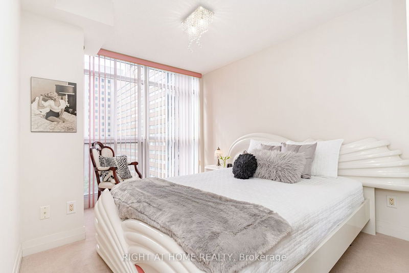 Preview image for 21 Carlton St #1010, Toronto