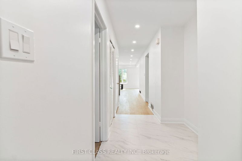 Preview image for 105 Mentor Blvd, Toronto