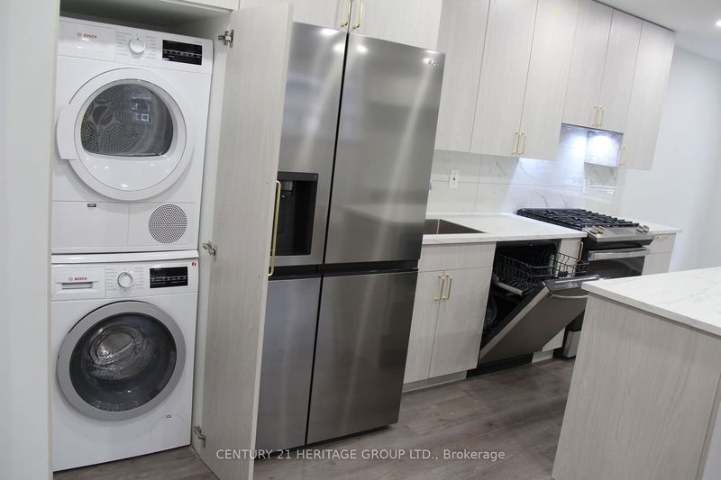 Preview image for 371 Hollyberry Tr, Toronto
