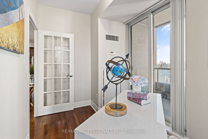 Preview image for 35 Balmuto St #2104, Toronto