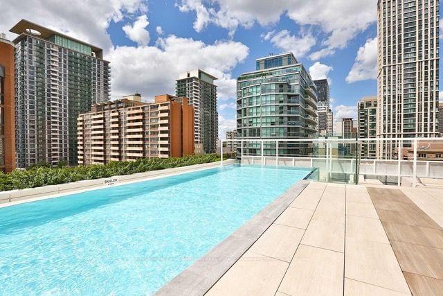 Preview image for 161 Roehampton Ave #515, Toronto