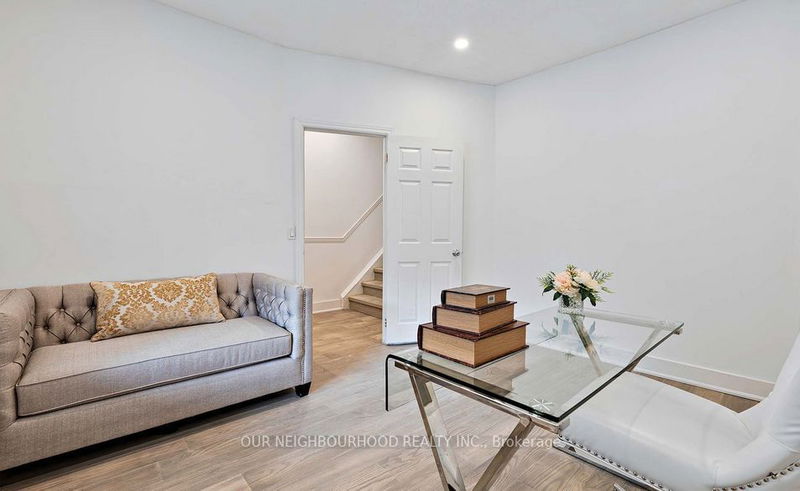 Preview image for 243 Lippincott St, Toronto