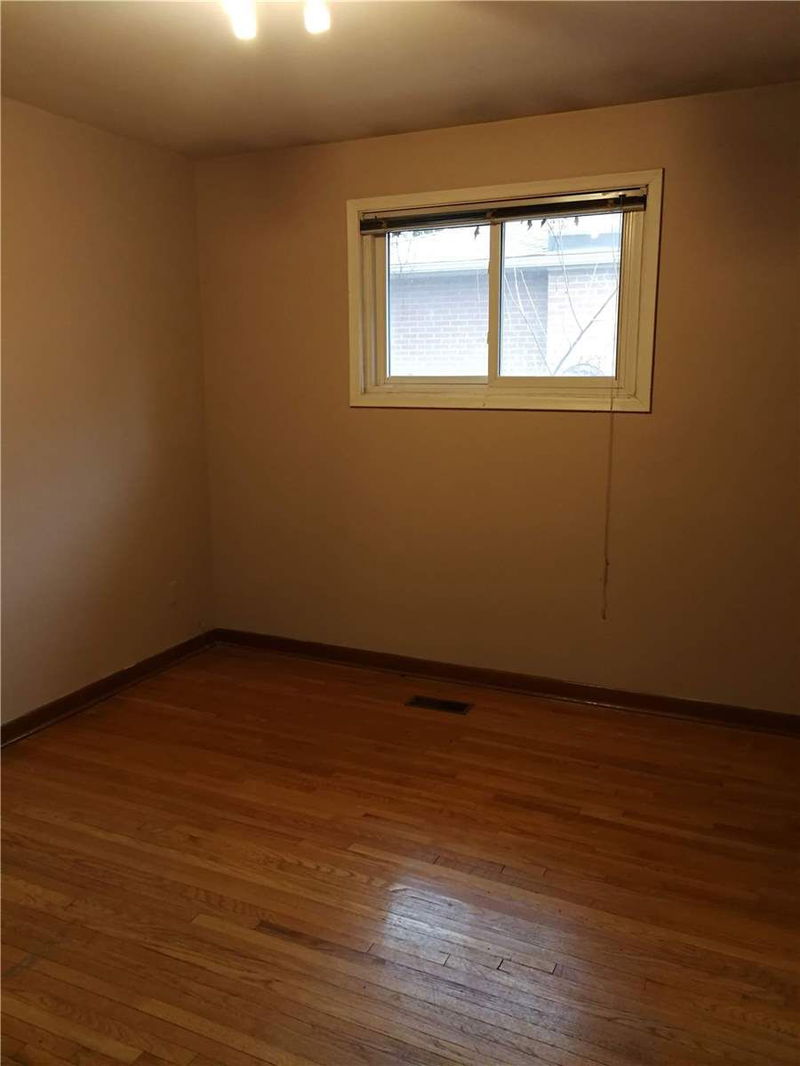 Preview image for 740 Meadowvale Rd, Toronto
