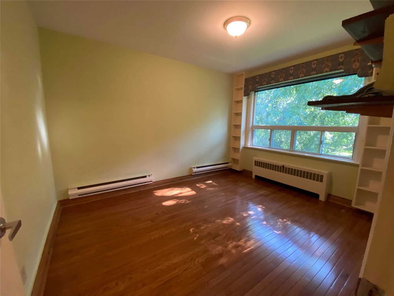 Preview image for 16 Parkcrest Dr, Toronto