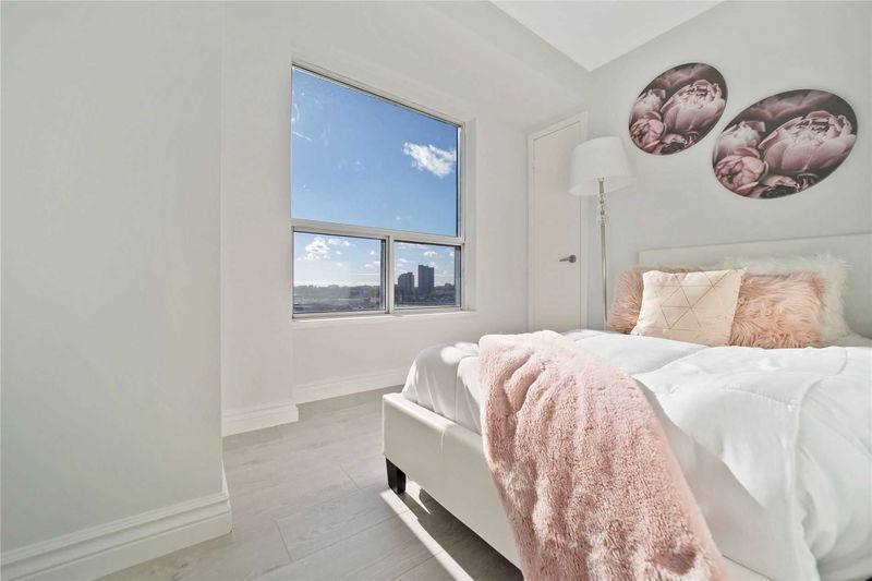 Preview image for 38 Lee Centre Dr #1010, Toronto