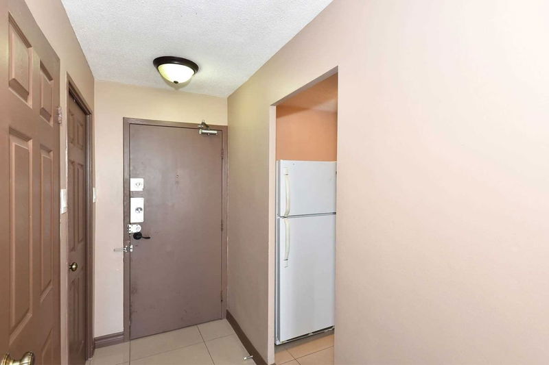 Preview image for 270 Palmdale Dr #902, Toronto