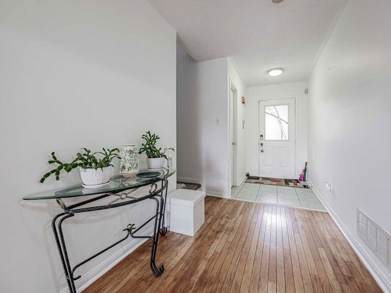Preview image for 101 Piperbrook Cres, Toronto