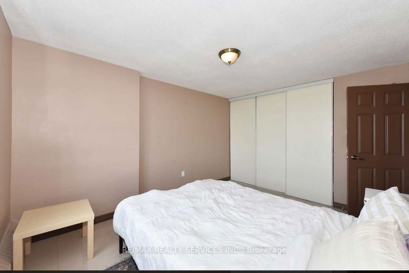 Preview image for 270 Palmdale Dr #902, Toronto