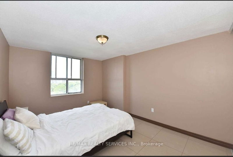 Preview image for 270 Palmdale Dr #902, Toronto