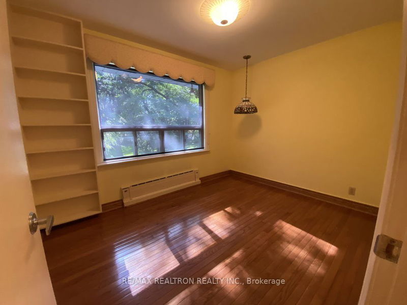 Preview image for 16 Parkcrest Dr, Toronto