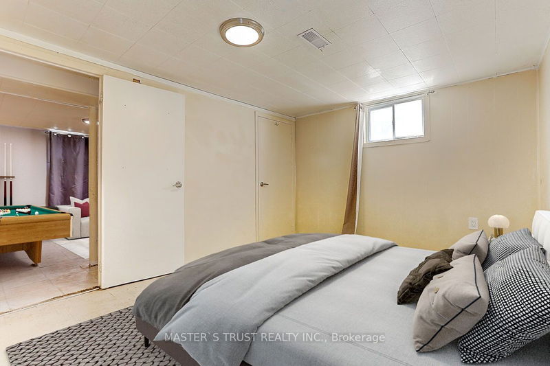 Preview image for 1032 Kennedy Rd, Toronto