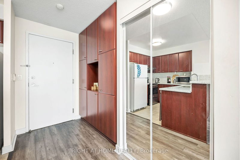 Preview image for 36 Lee Centre Dr #2507, Toronto